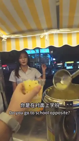 擺攤小哥熱情跟顧客姐姐搭訕，沒想到竟被姐姐吐槽：「別想太多，好好做生意啦！」😅 #擺攤日常 #搞笑互動 #做生意真難