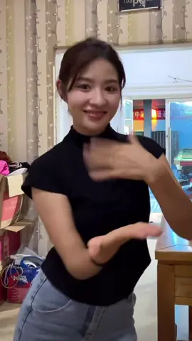 发牌来了 谁能接得住 #阿梓不可爱 #四川牛一飞 #dance #发牌 #chinesegirl 