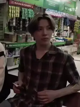 POV: nama kamu y/n, kamu tinggal di desa bersama nenekmu, kamu gadis yang cantik sopan dan anggun.  suatu pagi di hari minggu kamu dan teman temanmu berjalan ke sungai untuk mencuci baju, kalian berjalan bersama sembari bercerita.  sampai akhirnya kalian sampai ke sungai nya, kalian mencari tempat yang air nya tidak terlalu dalam dan tempat yang dingin.  kalian mulai mencuci baju sendiri sendiri, sampai akhirnya kalian selesai mencuci. saat kamu menyadari air nya sangat jernih, kamu mengajak teman temanmu untuk berenang di sana, teman mu yang sudah selesai mencuci setuju dengan itu.  akhirnya kalian memutuskan untuk berenang disana, perlahan seluruh tubuhmu terendam di air yang dingin itu.  pagi itu banyak tawa bahagia yang keluar dari mulut gadis gadis remaja itu. ”ada yang bawa shampoo engga??, punya aku ketinggalan” salah satu temanmu yang bernama sienna memberikan mu shampoo.  saat kalian selesai mandi, kalian memutuskan untuk pulang, dengan baju yang basah terkena air, kalian pulang membawa ember masing masing.  saat di jalan kalian berjalan bersama, tiba tiba kalian di kejar sapi, jelas kalian ketakutan dan berlari memencar, ntah kemana arahnya, kamu sangat panik sehingga kamu naik ke atas pohon disana.  sapinya menunggu di bawahmu, kamu sangat takut, sedangkan teman temanmu tertawa di balik semak semak, sampai akhirnya datang pemuda bernama junghwan dia mengusir sapinya untuk menjauhimu.  lalu dia bertanya kepadamu 