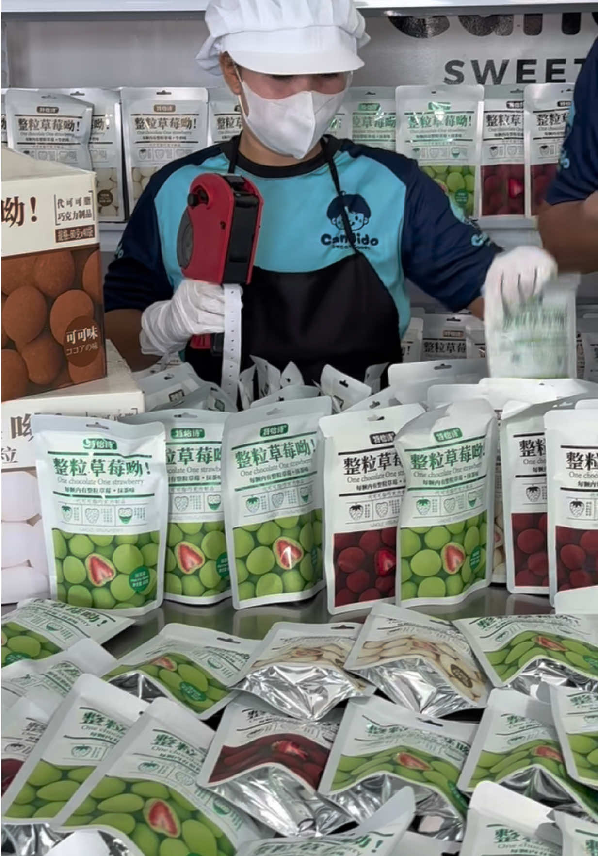 Ang pinagkakaguluhang Strawberry Coated ng Japan meron na sa Candydo‼️😍😋🇯🇵 #candydosweetgoods #japanchocolate #chocolatecoatedstrawberries #strawberrychocolate #japanproduct 