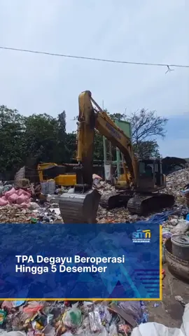 TPA Degayu Beroperasi Hingga 5 Desember PEKALONGAN - Tempat Pemrosesan Akhir (TPA) Degayu yang ditutup Kementerian Lingkungan Hidup (KLH) pada 20 Maret lalu, masih bisa dimanfaatkan hingga 5 Desember mendatang. Kepala Dinas Lingkungan Hidup (DLH) Kota Pekalongan, Sri Budi Santoso mengatakan, untuk mengurangi ketergantungan terhadap TPA Degayu, DLH Kota Pekalongan mempercepat pembangunan berbagai sarana dan prasarana. Tempat Pengelolaan Sampah Terpadu (TPST) dan Tempat Pengolahan Sampah dengan prinsip Reduce, Reuse, Recycle (TPS-3R).   Selain itu,  memperbanyak bank sampah dan menghadirkan mesin pemrosesan akhir seperti insinerator untuk mengatasi residu yang sudah tidak bisa diolah.   Ia berharap, masyarakat terlibat secara aktif dalam rantai pengelolaan sampah dari hulu ke hilir. “Kami ingin pengelolaan sampah tidak semuanya dibebankan ke TPA, melainkan disebar ke titik-titik pengolahan di berbagai kelurahan,” harapnya.   KLH menutup TPA Degayu karena masih menerapkan metode open dumping (pembuangan terbuka) yang merusak lingkungan dan kesehatan masyarakat. Berdasarkan Undang-undang Nomor 18 Tahun 2008 tentang Pengelolaan Sampah, tempat pembuangan sampah terbuka harus ditutup dan digantikan dengan sistem yang lebih aman dan berkelanjutan.    Berdasarkan data KLH, Indonesia menghasilkan 56,63 juta ton sampah per tahun. Namun, hanya 39,01 persen (22,09 juta ton) yang berhasil dikelola dengan baik. Sebanyak 21,85 persen (12,37 juta ton) sampah masih ditimbun di TPA dengan metode open dumping. Sementara 39,14 persen (22,17 juta ton) lainnya terbuang ke lingkungan melalui pembakaran, illegal dumping, atau dibuang ke badan air.