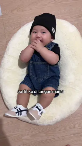 outfit ku di tangan mama 💙 #babytiktok #babyboy #fyp #babyking #bayigemes #overallbayi #outfitbaby #outfitbayi #setelanbayi #setelanjeans #overalljeans 