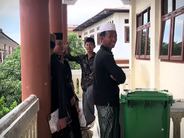 Suasana sebelum ngaji sore kelas 1A siswa/wi sambil manggil temen yg masih ada di asramanya