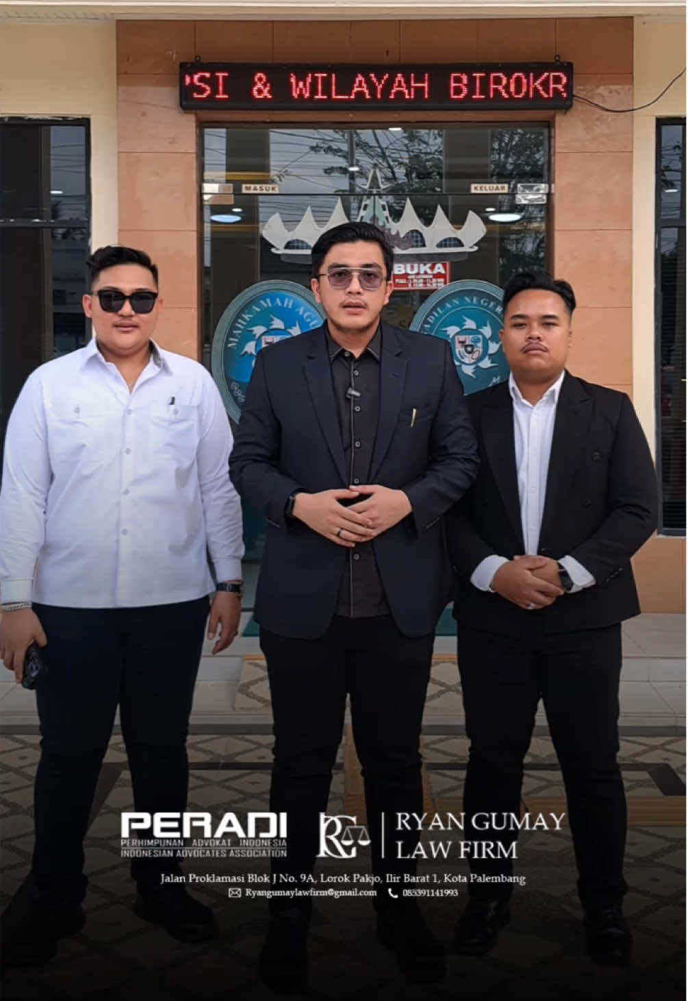 Pasca Dihukum Demosi 1 Tahun, Kasatreskrim Polres Metro digugat Ganti Kerugian Kami dari Ryan Gumay Law Firm, selaku kuasa hukum Adi Firmansyah, menuntut ganti kerugian kepada Polres Metro atas penahanan yang dialami klien kami selama 32 hari.  Berdasarkan putusan praperadilan, penetapan tersangka terhadap klien kami dinyatakan batal demi hukum. Dan pada tanggal 29 Agustus 2025 lalu Kasat reskrim polres metro, Kanit PPA Sat Rekrim Polres Metro, Banit PPA Satreskrim Polres Metro telah dikenakan sanksi etik polri yakni Demosi selama 1 tahun. Karena perkara ini klien kami terdampak secara materil dan immateril, oleh karena itu pada hari ini Klien Kami menggunakan Hak Konstitusional nya dgn mengajukan permohonan ganti kerugian ke Pengadilan Negeri Metro sebagaimana diatur dalam Pasal 81 KUHAP yang telah teregister. Tidak hanya kerugian materiil, klien Kami juga tercemar nama baik dan kehormatan, harkat, serta martabat, kehilangan waktu berharga bersama keluarga maupun untuk kegiatan lainnya, serta terganggunya kondisi psikis, mental, dan fisik akibat penahanan yang tidak semestinya.  Kami meminta kepada hakim untuk mengabulkan Permohonan Ganti Kerugian Kami sesuai fakta hukum yg terungkap dalam persidangan. @humas_poldalampung @polda_lampung  @divisihumaspolri  @polresmetro_lampung  @humaspolresmetrolpg