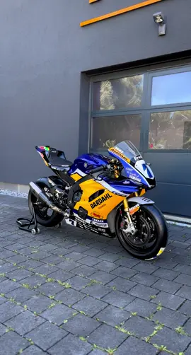 Supersport vibes in front of our holy halls. The Yamaha R6 – Bardahl edition look, TGP MotoRacing precision. Built for performance, standing proud at home. 🏁💛💙 🎥 Reel by @tgpmotoracing 🛠 Built at TGP MotoRacing 🧢 Style: @zweineunneun299 🛒 Gear & Parts: @tgp.shop | tgp-shop.com 📍 TGP MotoRacing – Am Bach 4, 85659 Forstern 🇩🇪 💻 tgp-racing.com #yamahar6 #r6supersport #tgpmotoracing #zweineunneun299 #bardahlracing          