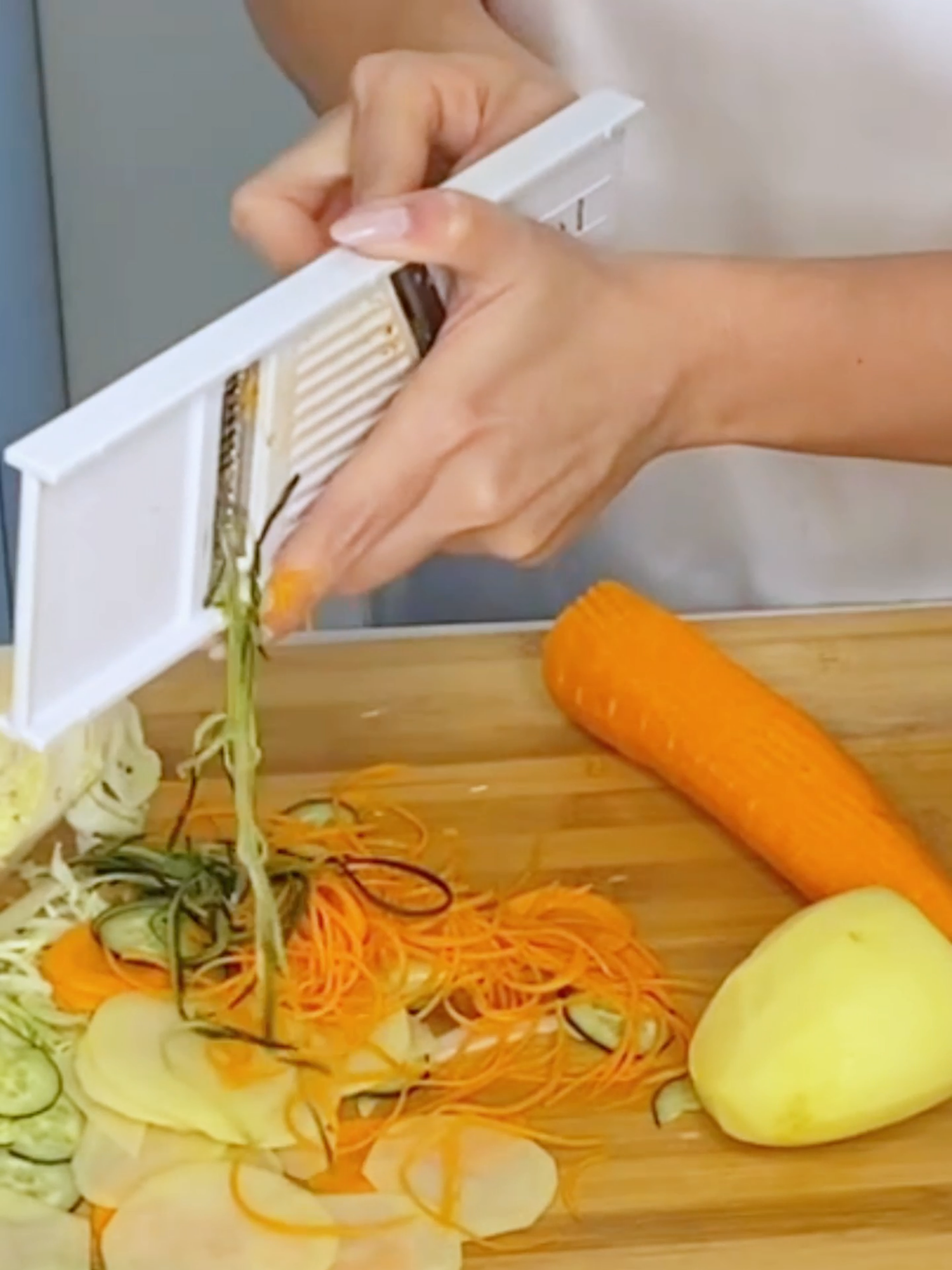 O Cortador Dupla Face da Keita é o queridinho de quem ama cozinhar! Com ele você rala e corta legumes e outros alimentos com facilidade 🥕 🥒 Para saber mais entre em contato com a nossa equipe de vendas para orçamentos através do WhatsApp: (11) 98256-1041 / (11) 95239-6924 / Tel. (11) 2413-1000 😍❤️ #ralador #fatiador #cortadoreralador #mandolin #cozinhaprática #utilidade #utensílios #ud #keita #keitaind #koizaschic