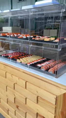 โชว์ซูชิให้ดูพรีเมียม น่าทานตลอดวัน 🍣✨ ด้วยตู้โชว์อาหารอะคริลิคใส 2 ชั้น แถมถาดสีดำครบทุกเซต จัดวางสวยเป็นระเบียบ ป้องกันฝุ่นและแมลง ทำให้ซูชิดูสะอาดน่าซื้อ เหมาะสำหรับร้านอาหารและซูชิบาร์ที่อยากเพิ่มยอดขาย 💯 ของพร้อมส่งทันที! #ตู้โชว์อาหาร #ตู้โชว์ซูชิ #AcrylicDisplayCase #FoodDisplayBox #ร้านอาหารต้องมี