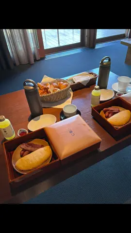 星のやの朝食🍽 和と洋で選べて、飲み物もほうじ茶かコーヒーで選べた❣️ ふわふわオムレツとパンが美味しかった♡ 部屋から池が見えてカモが泳いでて可愛かった🦆💗 #星のや軽井沢 #軽井沢旅行 #今月もよろしく 