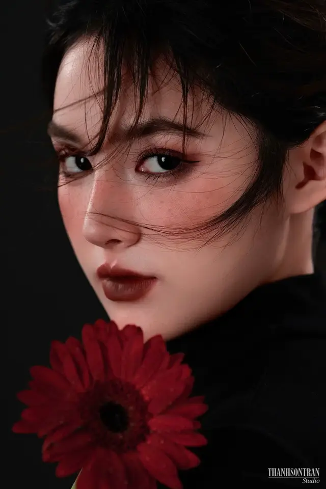 Trái tim là đỏ, outfit là đen, vibe là main character Bộ ảnh beauty cùng hoa đồng tiền #thanhsontran #chupanhsaigon #chupanhaodai #chupanhbeauty 