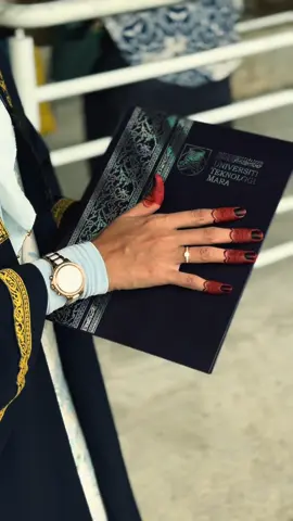 Kalini sblm convo , ada org dtg melamar pulak , berinai la jari pegi convo ye 🙈 #CapCut #convocation #convocationday #convooutfitideas #soon 