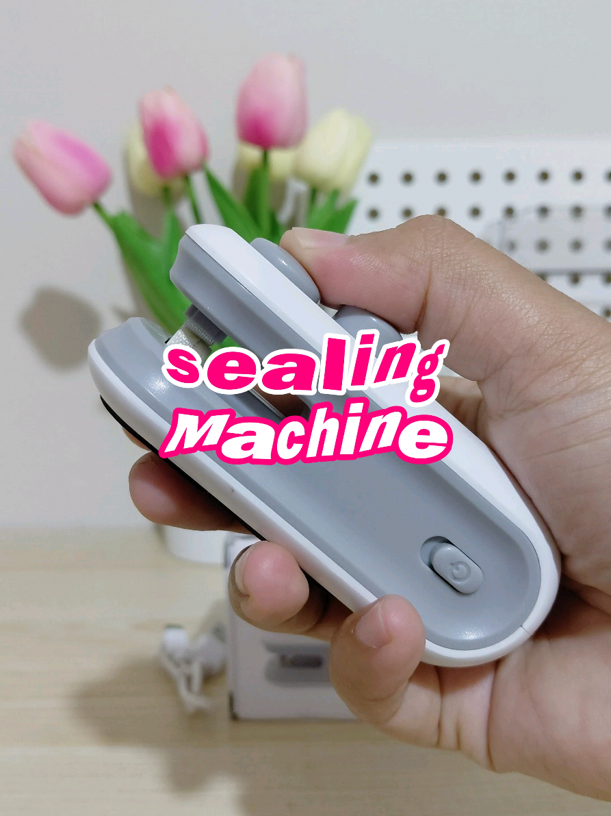 Nyesel baru tau alat ini 😭 bener² usefull bgt ini TNW KS3 Snack Sealer Portable, alat press/sealer no gimmick yang beneran sekali tekan langsung nempel, rechargeable yaa #sealermachine #promoguncang99 #gajiansale 