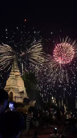 ปีนี้มาดูพลุด้วยกันอีกนะ 🎆🎇 🪷ประเพณีลอยกระทง เผาเทียน เล่นไฟ จังหวัดสุโขทัย ประจำปี 2568 🪷 📅 27 ตุลาคม  - 5 พฤศจิกายน 2568 พิกัด📍อุทยานประวัติศาสตร์สุโขทัย ...............................................  🪷 SUKHOTHAI Loy Krathong and Candle Festival 🪷 🎆 📅  8 October - 27 November 2025 Location📍Sukhothai Historical Park Sukhothai Thailand 🔸🔸🔸🔸🔸🔸  #จังหวัดสุโขทัย #ลอยกระทงสุโขทัย2568  #อุทยานประวัติศาสตร์สุโขทัย  #สุโขทัยรายวัน #สุโขทัยหวานมาก🤤💖 