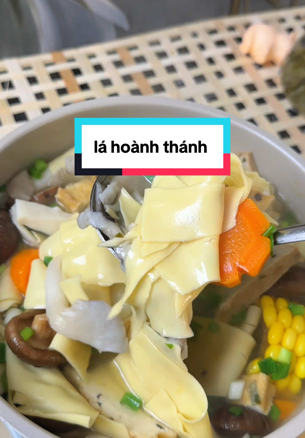 hoành thánh lá khô nấu chay ngon quá ạ, ngày chay chưa biết ăn gì mấy c thử ngay món này nha #ancungtiktok #food #duyenoioi #reviewfood #hoanhthanhla 