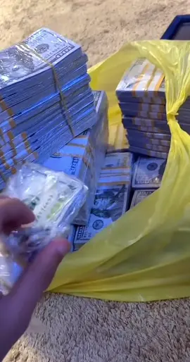 دولار ليبي ده ست به ده ست Dolar libi dast ba dast ١ ده فتر به ٥٠ وه ره قه  ٢ ده فته ر به ١٠٠ وه ره قه ٣ ده فته ر به  ١٤٥ وه ره قه ٤ ده فتر به  ١٩٠  وه ره قه ٥ ده فته ر به ٢٣٥  وه ره قه  ئه و بازاره نيهايتي و قوفلي معامله به ده سته