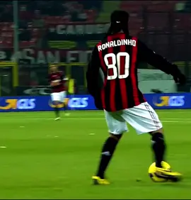 Ronaldinho Ac Milan skills🇧🇷#fyp #ronaldinho #ronaldinhogaucho #viralvideo #skills 