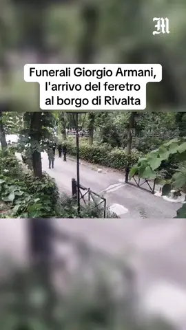 Il feretro di Giorgio Armani è arrivato nel borgo di Rivalta. Il paese, nel Piacentino, si prepara ad accogliere i funerali dello stilista che saranno celebrati nel primo pomeriggio, in forma strettamente privata, nella piccola Chiesa di San Martino, da don Giuseppe Busani, sacerdote amico di Armani. Il paese è blindato con rigorose misure di sicurezza per assicurare la privacy. Alla cerimonia saranno ammesse solo poche decine di persone, fra familiari, collaboratori e amici. A quanto si apprende, al termine della cerimonia la salma non verrà inumata nel cimitero, ma sarà cremata. [#IlMessaggero] #armani #funerali 