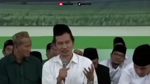 sekedar pegang keris kok syirik #ngaji #ngajigusbaha #storywa #santri #santrikeren #santrihightech #viral #fyp 