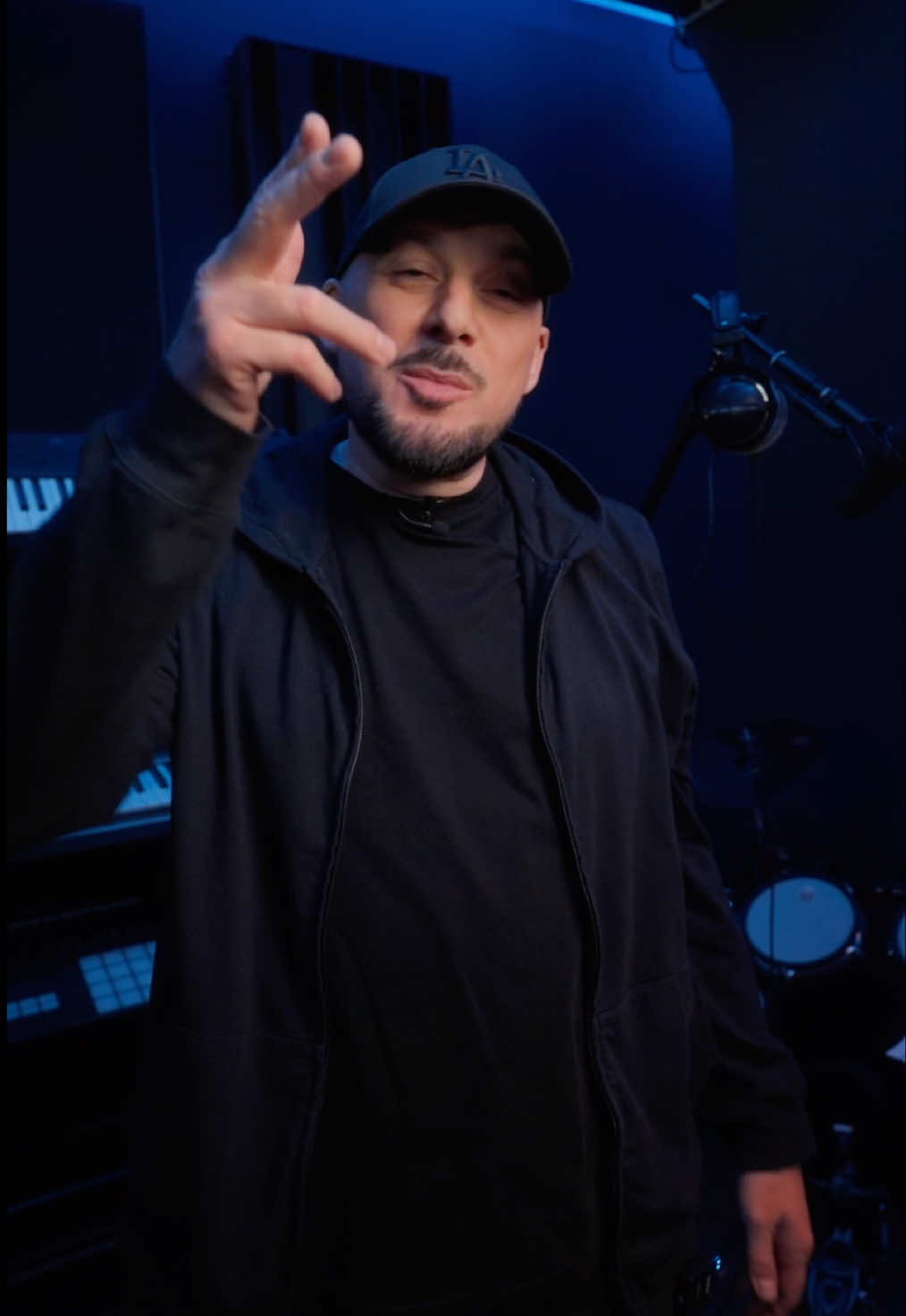 Bereit für den letzten Tourstopp vom O₂ Music Studio on Tour? 🎤🔥 Am 17.09. im Rahmen des Reeperbahn Festivals mit @Kool Savas live vor Ort. Komm zwischen 14:00 - 20:00 vorbei, schnapp dir einen Beat – und zeig, was du kannst. 🚀