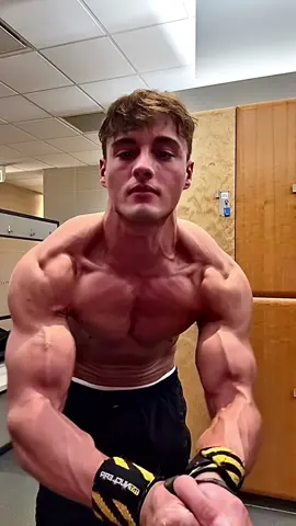 Am I skinny now? #gym #aesthetic #GymTok #gymmotivation #posing 