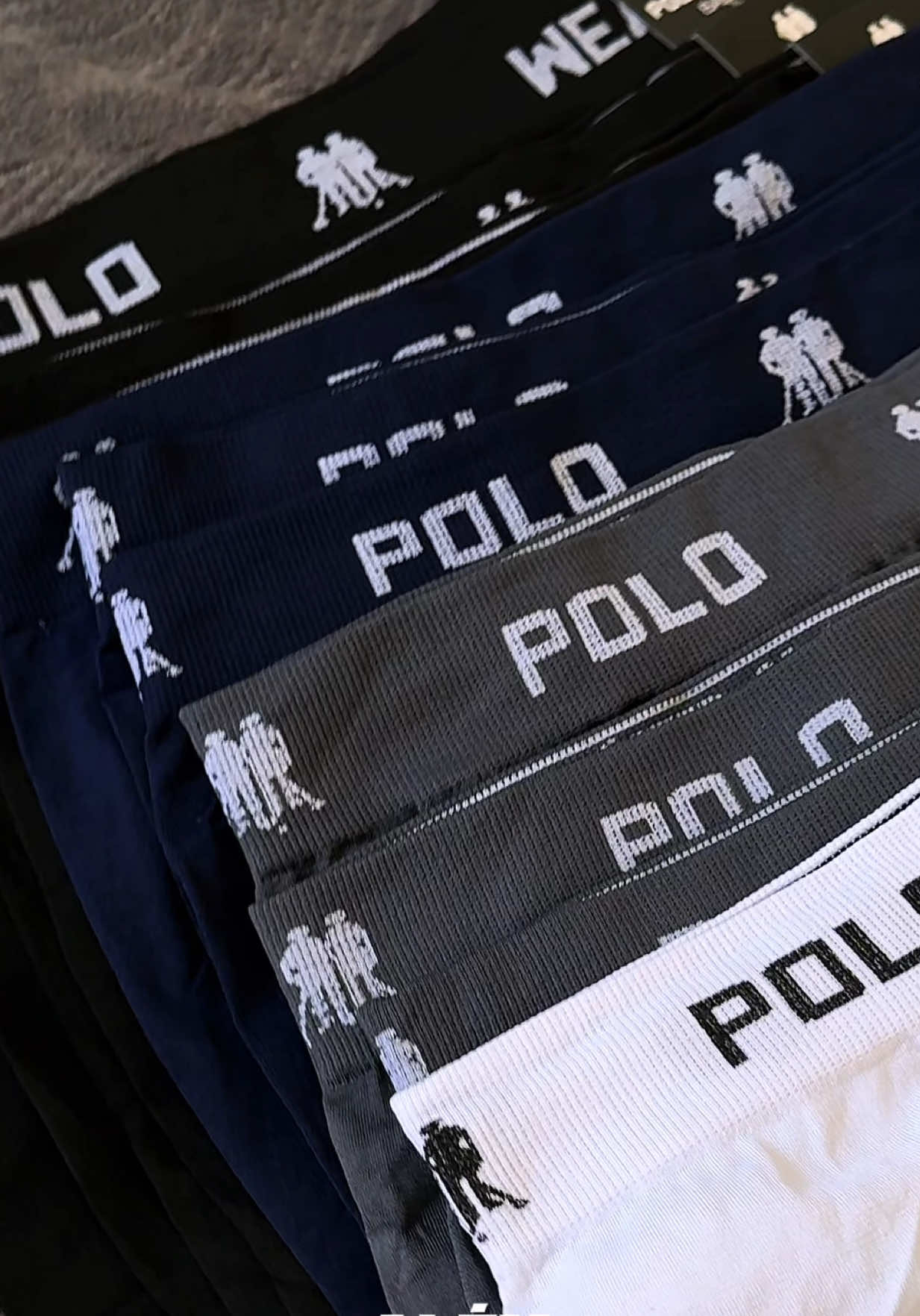 Homem quase nunca lembra de comprar cueca nova, né? 😂 Por isso esse kit com 12 cuecas é perfeito: são peças confortáveis, que não apertam e ainda duram muito mais. É praticidade e economia em uma única compra. E vamos combinar… ter cueca boa na gaveta faz toda a diferença no dia a dia! ✨ Já garanti esse kit pro meu aqui de casa, agora é sua vez de aproveitar também! #tiktokshop #donadeloja #vidareal #conteudodigital #motivacional    