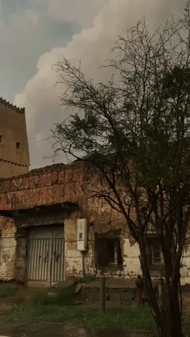 هناك حكايات مختبئه خلف النوافذ الصامده ولكن أصحابها رحلو(