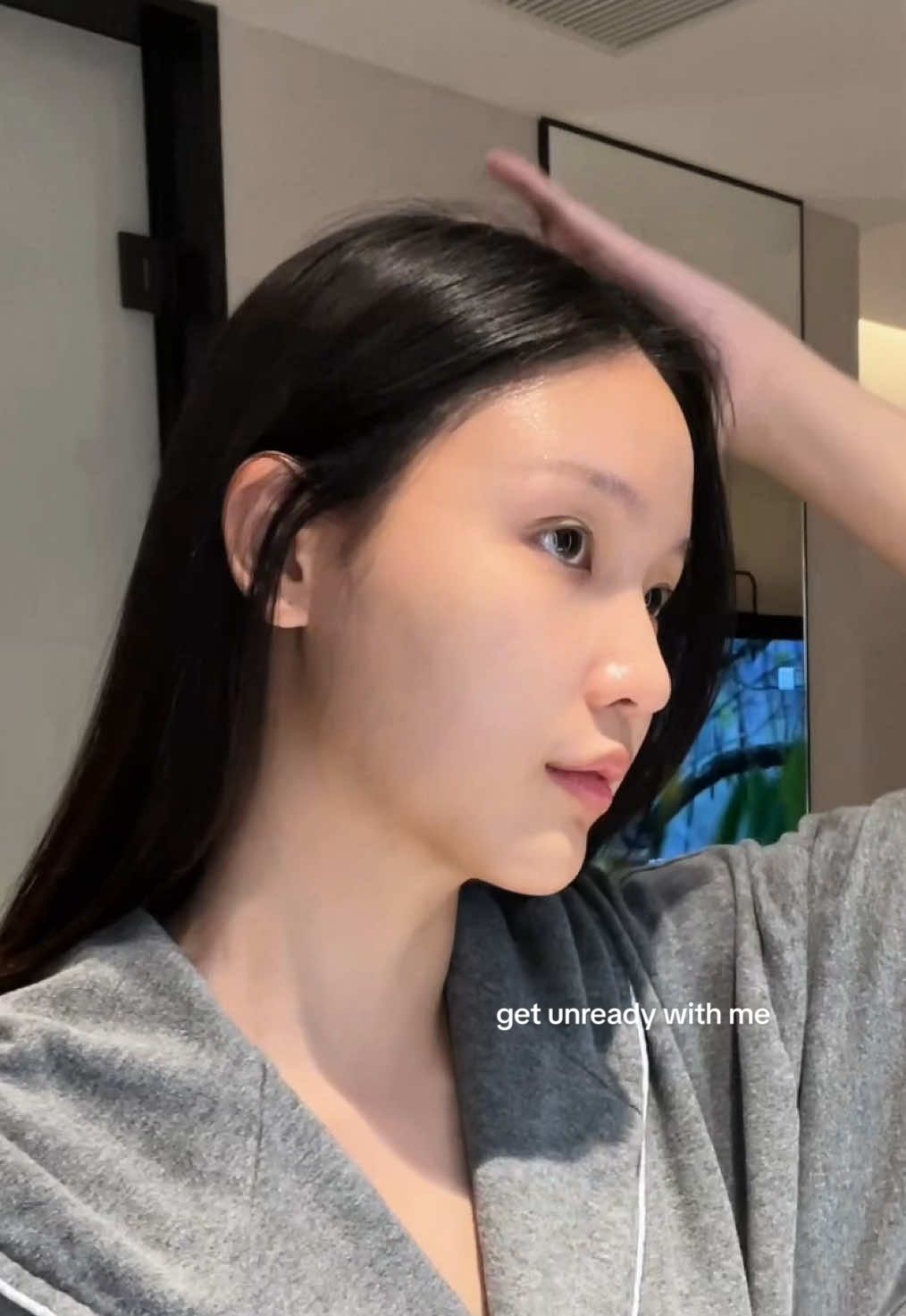 ini my recent night skincare routine kalo pas aku lagi traveling ✈️ aku lagi suka layering hydration banget sih, apalagi cuaca di sini juga panas dan kering banget. tapi tetep no 1 yang selalu aku pake dan gapernah aku ganti kapanpun dimanapun itu dalba first spray serum hahahaa kedua aku jatuh cinta banget sama serum anua yang PDRN salmon dna karena menurutku dia hidrasinya di kulit dapet banget!! btw semua brand ini juga bakal aku bawain di sale 9.9 yaaa, see you guys! 🩷 #getunreadywithme #nightroutine #nightskincareroutine #dalba #anua 