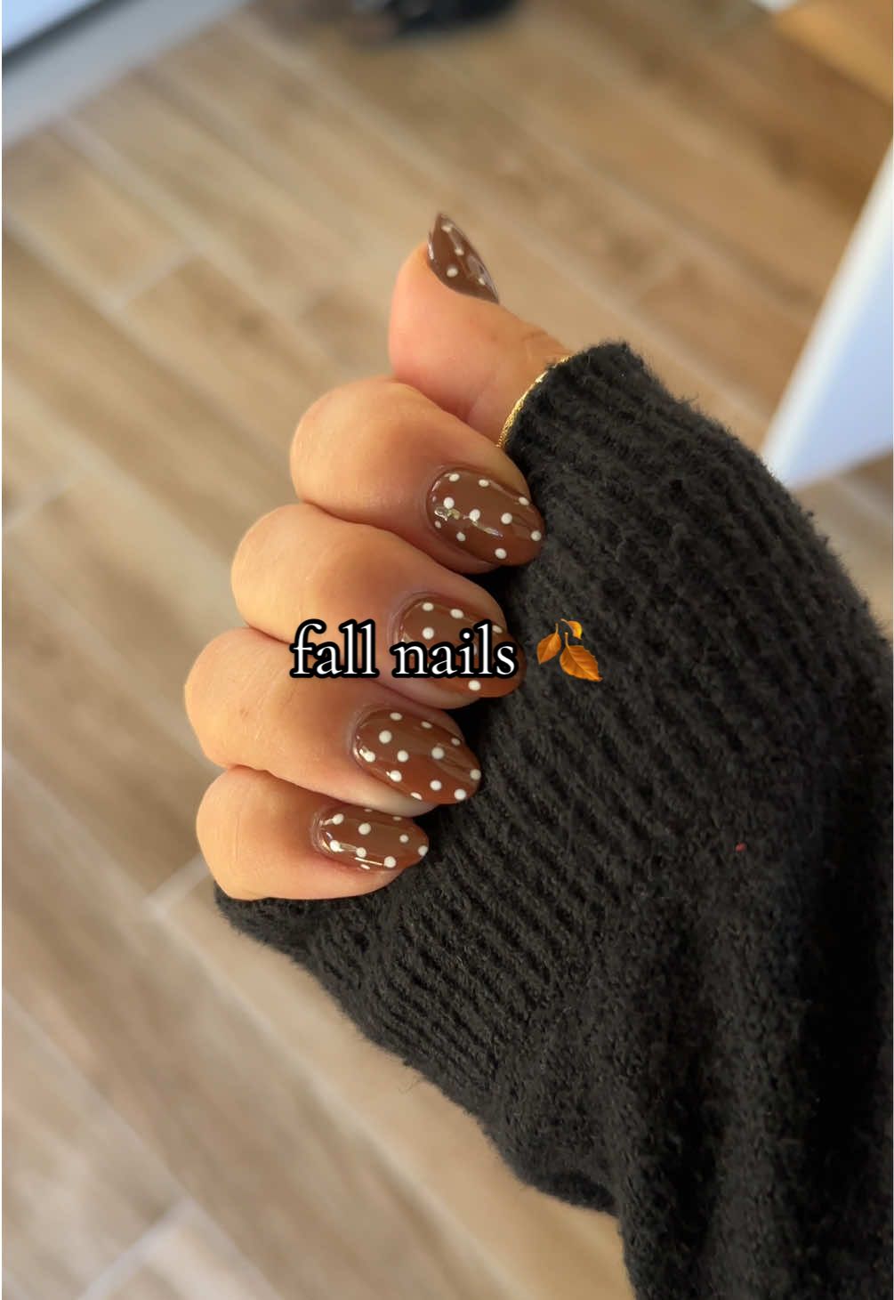 Little pre-fall nail moment, I’m loving this polka dot trend 🤎