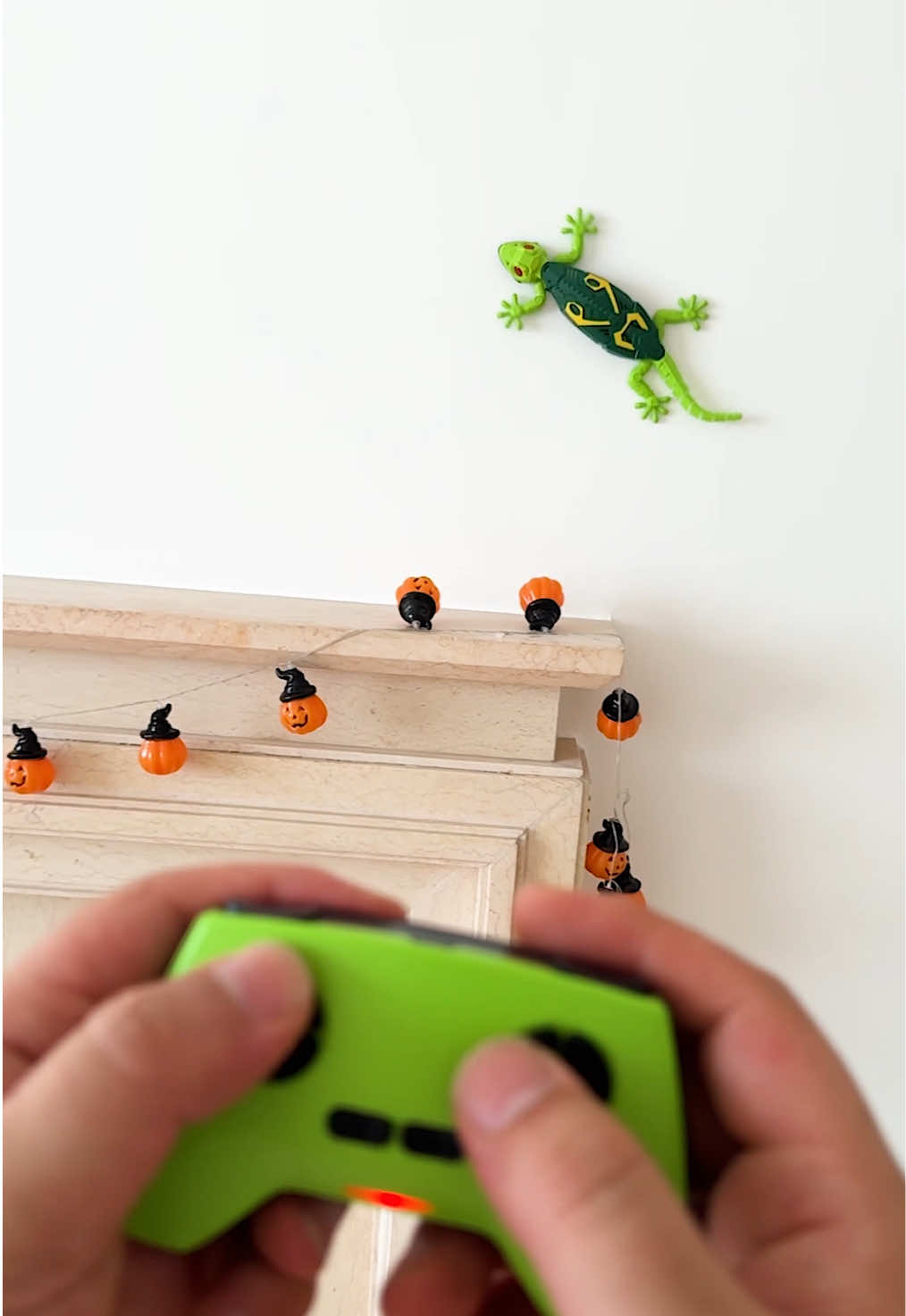 This thing legit climbs walls!#gecko #rctoy #remotecontrol #toy #giftideas 