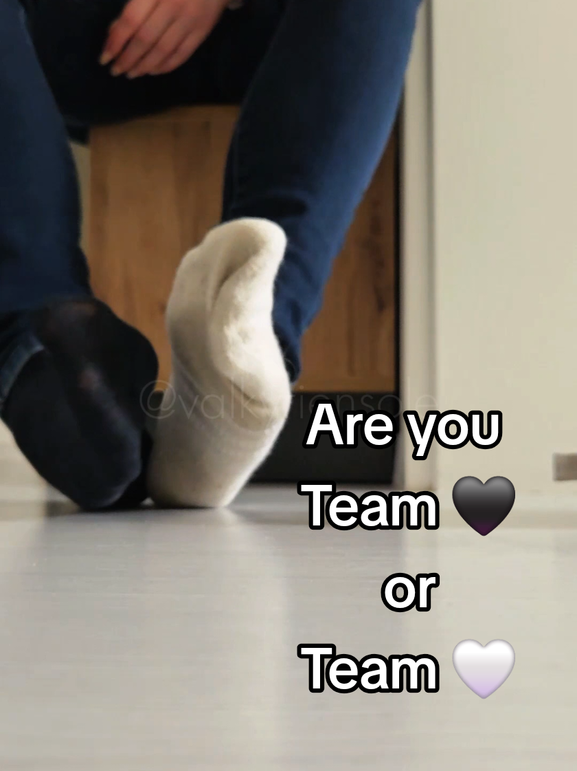 Welche Sockenfarbe gefällt dir am meisten 🖤 oder 🤍 #blacksocks  #whitesocks  #socks 