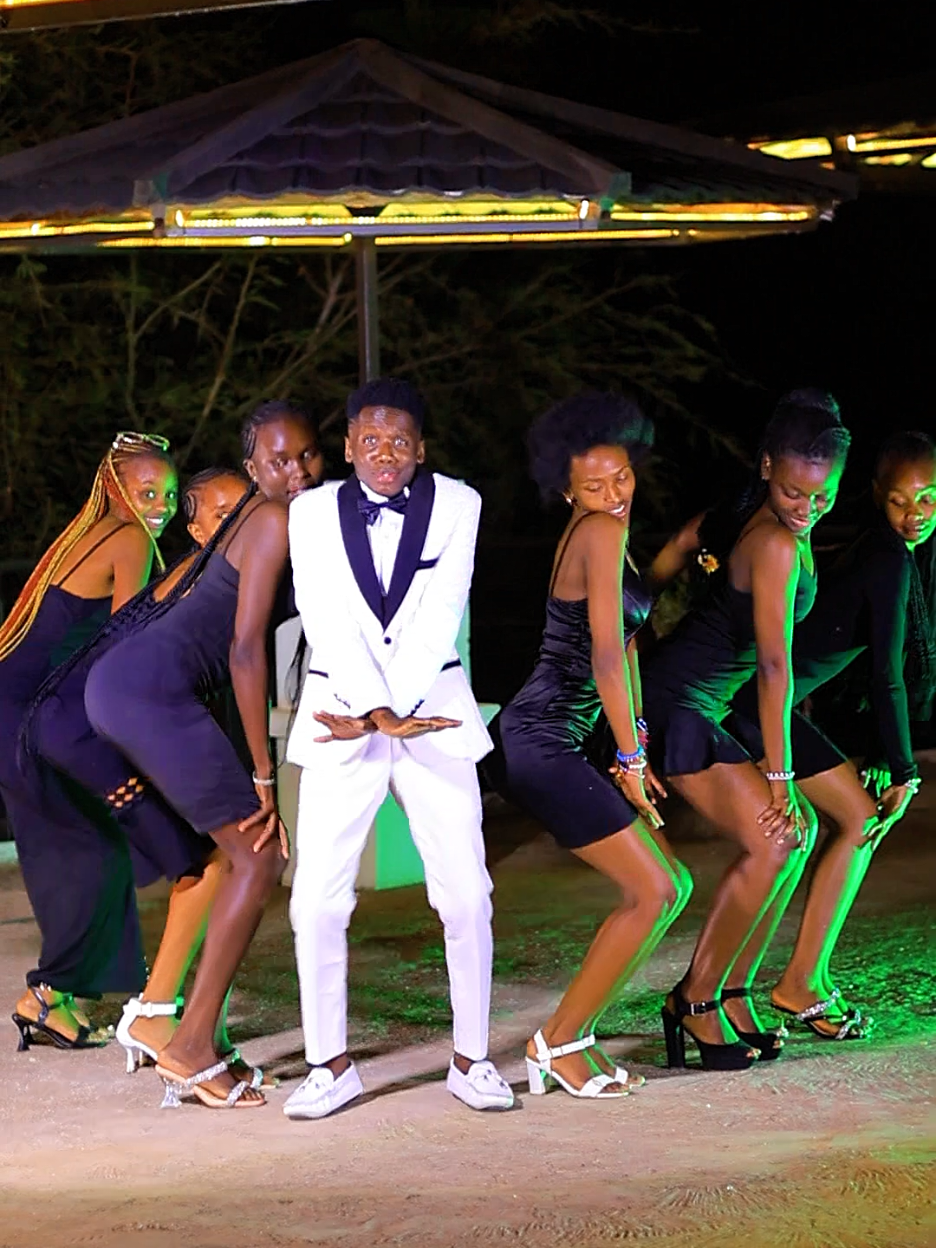 Unainama dance challenge with the girlies 🥰🤍🖤 at @Githegi Bay & Boat Club w/@Bre_nda🤍🦋 @Official_Nditii @G_nao✨ @liloh @🦋 Q.ueen_ @shinahdellah ❤️♥️🔥🔥 #tiktokdancers #inama #davescapes #bongo #dancechallenge 