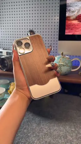 Walnut stitching metal mobile phone case, up and down push-pull design.胡桃木拼接金属手机壳，上下推拉设计。#iphone16promax #创意 #手机壳 