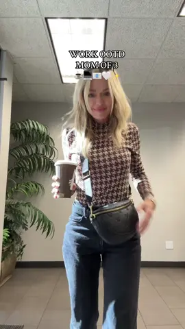 The way my mind relaxed with that first sip of iced coffee...🤤 #workootd #workingmomlife #icedcoffee #abercrombiejeans 