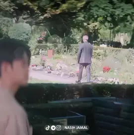 بەڵام ئەو پێشهاتە و ڕوداوانەی کە دێنە بەردەم مرۆڤەکان ناچاری دەکەن زۆر خراپ بگۆڕێت ، ببینە ئەو کەسەی بەڵێنی مانەوەی ئەبەدی دابوو ئێستا نییە . ئەو  هاوڕێیەی قوتابخانە کە بە درێژایی چەندین ساڵ لەسەر یەک تەختە دائەنیشتن ئێستا هیچ خەبەرێکت لێی نییە ،  ئەو حەز و خولیایانەی منداڵیت کە ڕۆژت دەژمارت بۆ ئەوەی گەورەبیت و بیانکەیتە ڕاستی ئێستا زۆر زیاتر لەوەی کە پێوویستە گەورەیت نەتوانی تەنانەت بچوکترینیشیان بکەیتە ڕاستی . ئێستا تەنها تۆیت و هیچ شتێکی تر بوونی نییە ، ئێستا کۆمەڵە شتانێک بوونەتە ژاوەژاوی ناو مێشکت و تێیدا دەژیت کە هەرگیز بیرت نەکردوەتەوە ڕۆژێک دابێت خۆتیان لێبدەی ، ئێستا تەنها هەوڵئەدەی بە جۆرێک خۆت دەرباز بکەیت لەو پێشهاتە نەخوازراوانە ، ئێستا نە ڕازەکانی دڵت بیرماوە نە ئارەزووکانی منداڵیت تەنها ئەتەوێت هەموو شت بە هێواشی تێپەڕێت و هیچی تر ..!! تـێـکـسـت : نـاصـح جـەمـال - - #queenoftears #foryou #fyp 