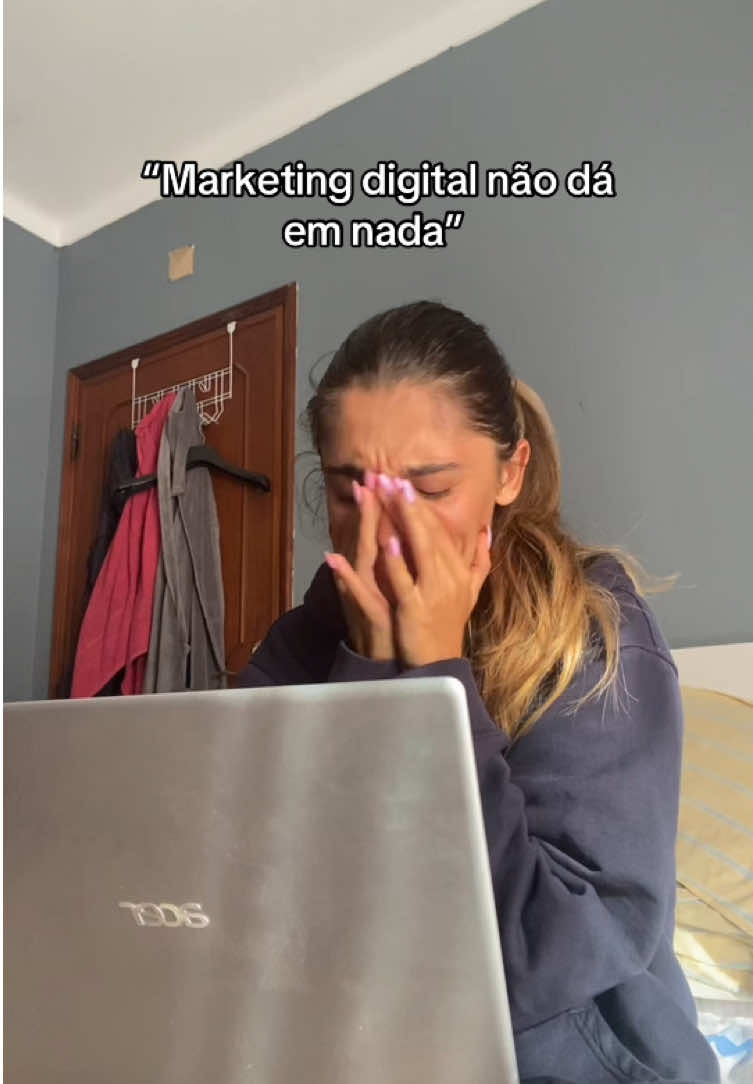 Durante muito tempo ouvi a mesma frase: ‘Marketing digital não dá em nada’. E confesso… cheguei a acreditar nisso. 😅 Mas a verdade é que, quando decidi apostar em mim, estudar e aplicar de forma consistente, a minha realidade mudou. 🚀 Hoje, ganho 4x mais do que um ordenado mínimo. Sem patrão, sem horários rígidos, e com a liberdade de trabalhar de onde eu quiser. Se eu tivesse continuado a ouvir as vozes de fora, provavelmente ainda estaria presa a uma rotina que não me fazia feliz. 👉 A lição? Não deixes que a opinião dos outros dite o teu futuro. O digital funciona SIM — para quem leva a sério e está disposto a dar o primeiro passo. #digitalmarketing #negociosonline #liberdadefinanceira #rendaextra #fyp 