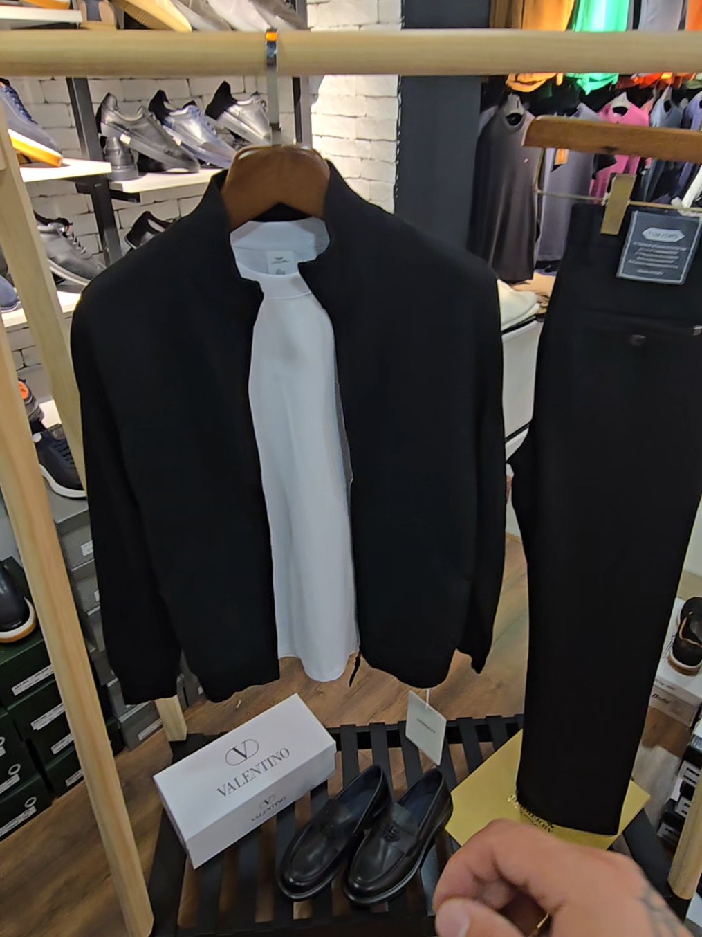 Tom Ford markasının zərif qara fermuarlı (zamoklu) kardiqan — gündəlik və rəsmi üslub üçün ideal seçim. 👖 Eyni brendin klassik qara şalvarı ilə mükəmməl uyğunlaşır. 👞 Görünüşü Valentino markasının təbi̇i dəri ayaqqabıları tamamlayır. ⚡ Şıq və prestijli kombinasiya ilə fərq yarat! #TomFord #Valentino #MensStyle #BakuFashion #AzerFashion     --- 🧥 Elegant black zip cardigan by Tom Ford — a perfect choice for both casual and formal looks. 👖 Combined with classic black trousers from the same brand. 👞 Finished with genuine leather shoes by Valentino for a refined touch. ⚡ A sophisticated and luxurious combination that highlights your style!  