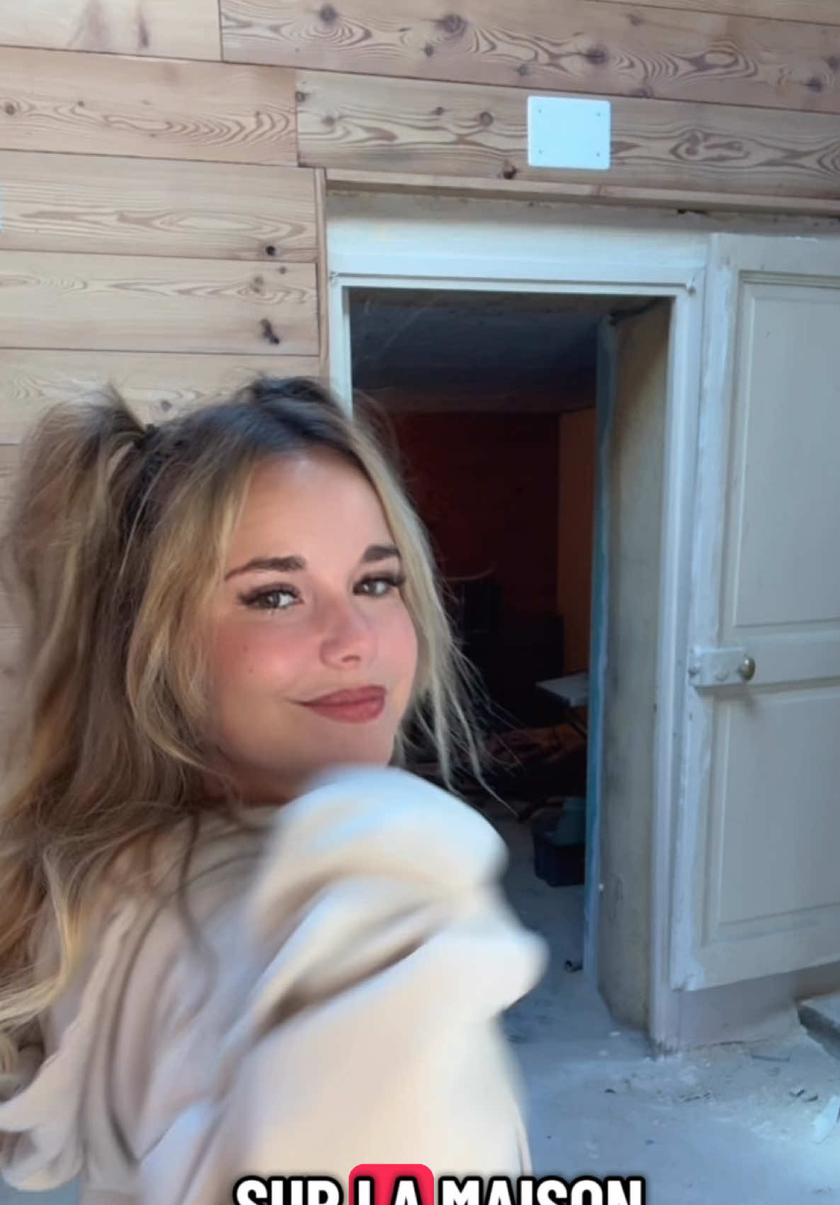 La chambre d’amis a une petite cave secrète.. vous feriez quoi dedans à ma place ? Donnez moi vos meilleures idées 💡👇🏻 #RoomTour #travaux #renovation #chantierencours 