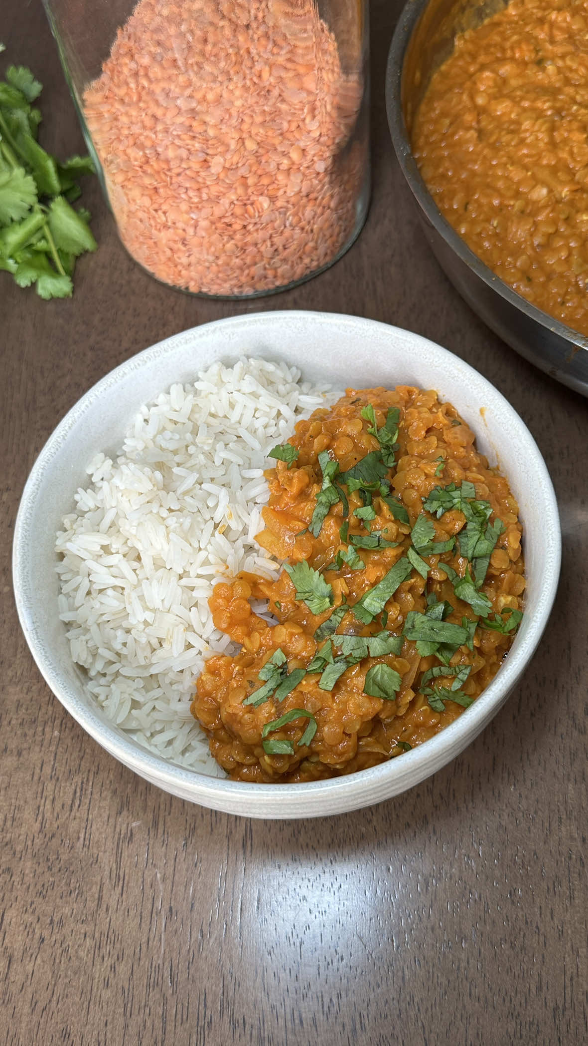 Dahl de lentilles corail 🥰  250 g de lentilles corail 1 oignon 200 g de purée de tomate  20 cl de lait de coco 1 c. à soupe de concentré de tomate 1 c. à soupe d’huile  Épices : 1 c. à café de gingembre en poudre 1 c. à café de curcuma 1 c. à café de cumin moulu 1 c. à café de coriandre moulue 1 c. à café de garam masala  Sel, poivre Coriandre fraîche pour servir 🤤  #dahl #lentillecorail #recettefacile #plat #repasdusoir 