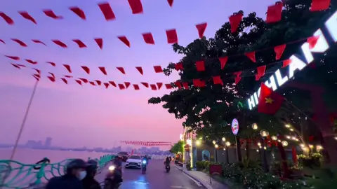 Có gì tàn mà vẫn đẹp? Dạo một vòng ngắm hoàng hôn Hồ Tây để thấy cái đẹp bình yên giữa lòng thành phố tấp nập #hotay #hotay_hanoi #hoanghon #hoanghonhotay #binhyen #tapnap #hanoi #buitruonglinh 