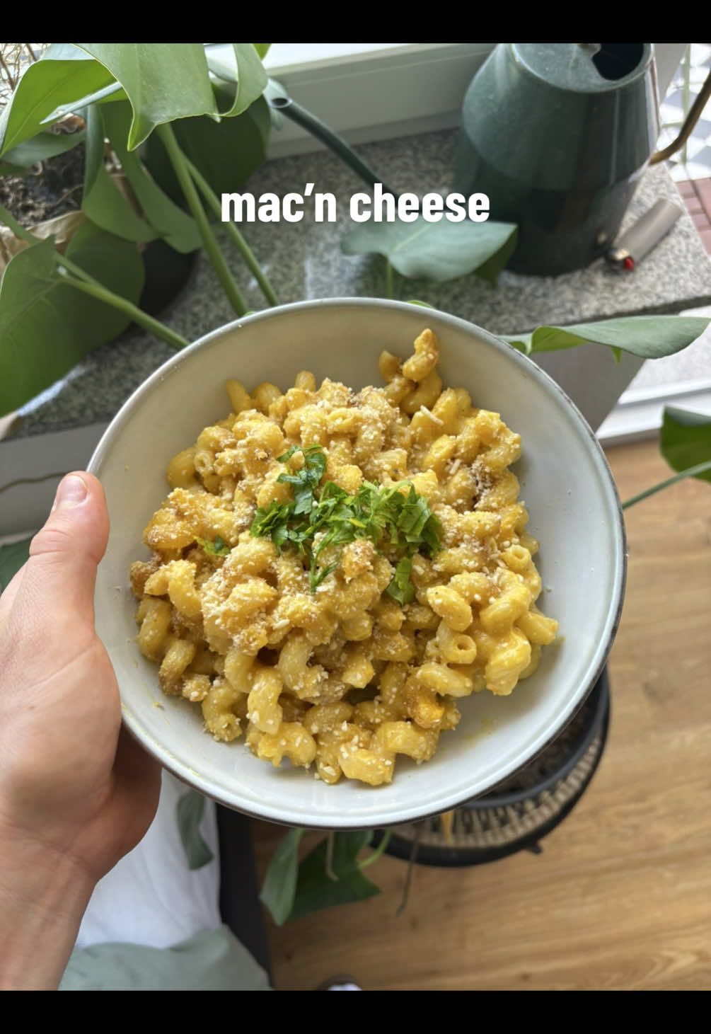 dang 🥵 als ich vor 5jahren frisch vegan war, hab ich mal ein mac‘n cheese probiert zu machen. Was soll ich sagen absolute Katastrophe hat null geschmeckt, ganze küche koomplett dreckig, gelb verfärbt, viel zu viel nicht schmeckendes mac’n cheese - gefühlt trauma gehabt jetzt 5jahre später hab ichs nochmal versucht und poahhhhhh besser geht nicht sag ich 😮‍💨😮‍💨 probierts selber aus zutaten wie immer am ende :) btw wie findet ihr so die neue schriftart?? #vegan #macncheese #veganmacandcheese #veganrecipes #food #veganathlete #kochen #cookinginspo 