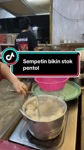 Selalu konsisten,ciptakan slalu masakan dengan cinta dh suasana bahagia..pokokny fhokus aj,,selamat berdagang teman teman#seblakpaket 