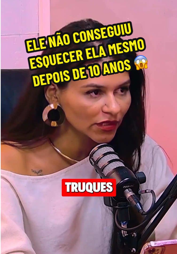 Relacionamentos não se fortalecem apenas nos grandes momentos, mas principalmente no dia a dia. É no jeito de ouvir sem interromper, no cuidado em entender o que o outro sente, nos gestos simples que mostram: “eu tô aqui com você”. Muitos casais se perdem porque acreditam que amor é automático, mas não é. Amor precisa ser nutrido. Precisa de atenção, paciência e da escolha diária de manter a conexão viva. Quando existe diálogo, respeito e pequenas atitudes de carinho, o vínculo se aprofunda e a relação se torna mais leve, mais segura e mais feliz. 👉 Se você quer aprender práticas que podem transformar a forma como vocês se conectam, a aula gratuita já está disponível no link da Bio.