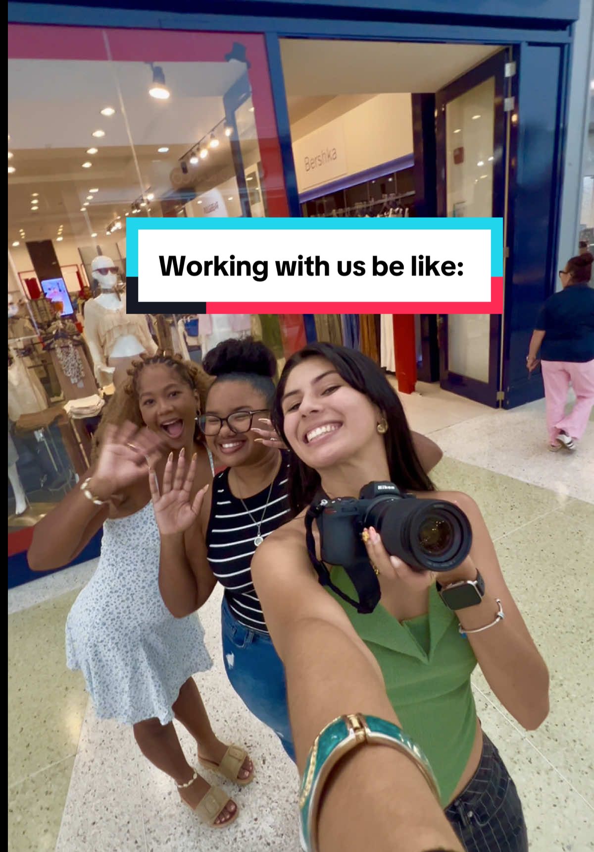 There is never a dull moment when working with us 🤣 . . #korsou #curacao #curacaotiktok #contentcreatorlife 