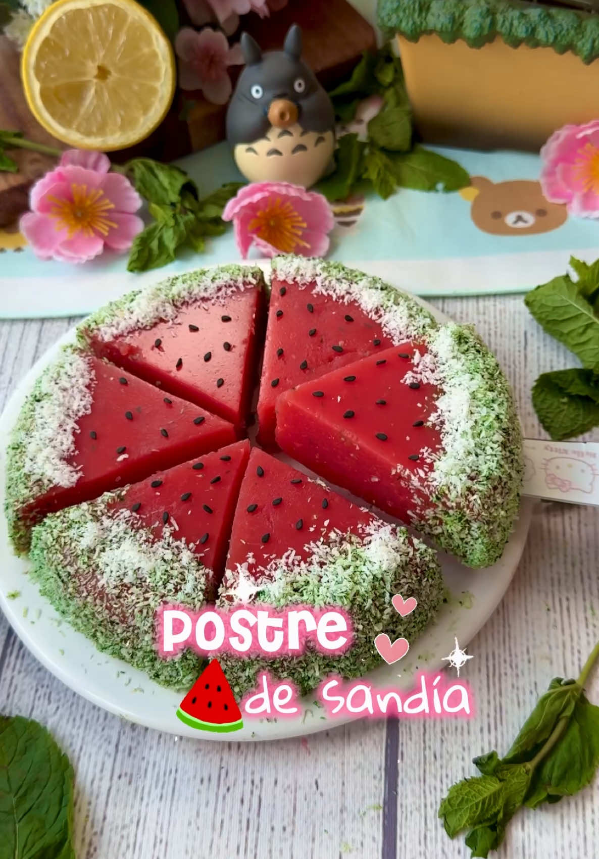 🌸POSTRE DE SANDÍA 🍉 @burpee_vet⁣ ⁣ 🍉 Fácil, sin horno ni gelatina, sin muchas complicaciones, pero riquísimo 🤭 cuando te quieras lucir con un postre ya sabes qué hacer 🌸INGREDIENTES  ➖400 gr de sandía ➖ 2-3 hojas de menta ➖ zumo de 1/2 limón ➖ 50 gr de maizena ➖ OPCIONAL: endulzante  ➖ coco rallado  🍉Tritura la sandía, añade el resto de ingredientes.  🍉 Coloca a fuego medio sin dejar de remover hasta que espese 🍉 Vierte en el molde y deja reposar en la nevera 3-4 horas 🍉 Decora con coco rallado #tiktokespaña #cocinaentiktok #postres 