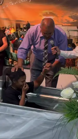 Y así, como quien se quita una venda de los ojos y ya no vuelve a mirar la vida de la misma forma, Dios quitó la mia, pero no solo eso, me llamó, me restauró, sanó mis heridas, me salvo y me limpio de mis pecados para ser una nueva creación en Cristo Jesús 💕🙏🏾🥹 Le entregué mi vida con la ventaja de que ya le conocía, pero El entregó su vida por mi, mucho antes de conocerme y sin yo merecerlo. A Dios sea TODA la honra ✨ #Dios #cristiana #baptism #savedbygrace #fyp 