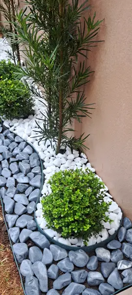 pequeño y hermoso decoración de jardín cerca de una pared 