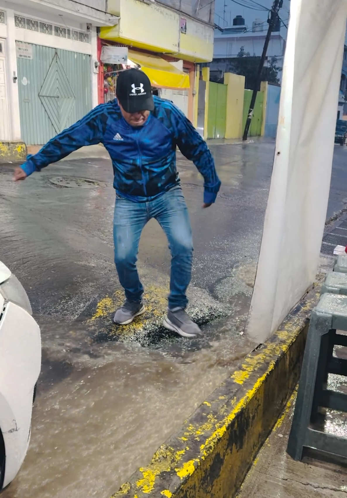 Yo solo me quería tapar del agua 😰 #viral #fypシ゚viral #compartir #suscribete #risa #humor #tiktok #paratiiiiiiiiiiiiiiiiiiiiiiiiiiiiiii #LIVEIncentiveProgram #MyLIVEJourney #PaidPartnership 