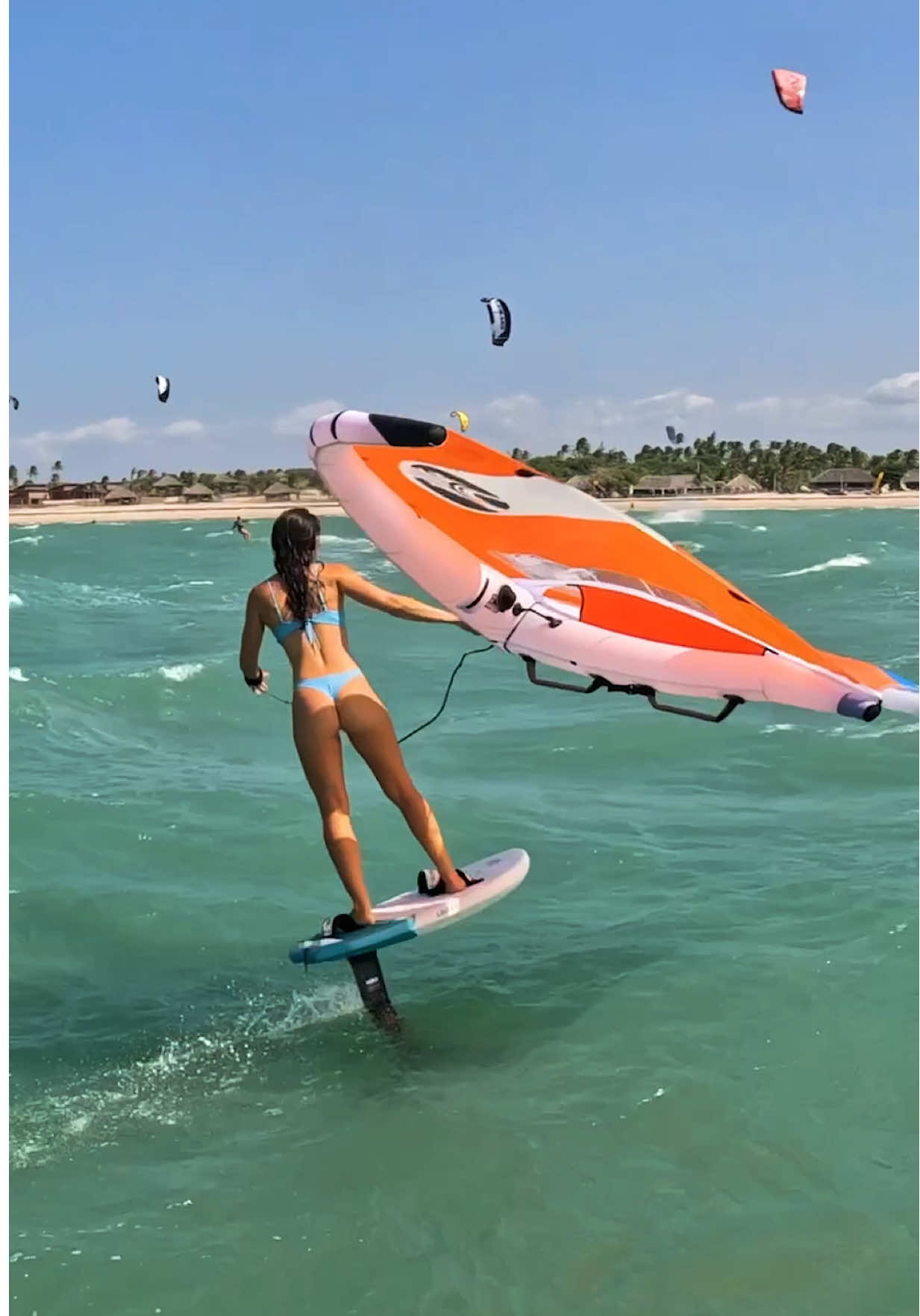 Viciada em surfar no foil! ❤️ Se você ama o mar, então tem que aprender esse esporte! A possibilidade de usar apenas a vela pra ir atrás das ondas é incrível!  Se quer aprender Wingfoil no Brasil, a temporada certa é de Julho a Novembro. Quando os ventos alísios tornam a Costa Nordeste do país o lugar perfeito para velejar com clima quente e muito vento!  Vir para o nordeste do Brasil velejar já faz parte do meu calendário anual de viagens 🇧🇷
