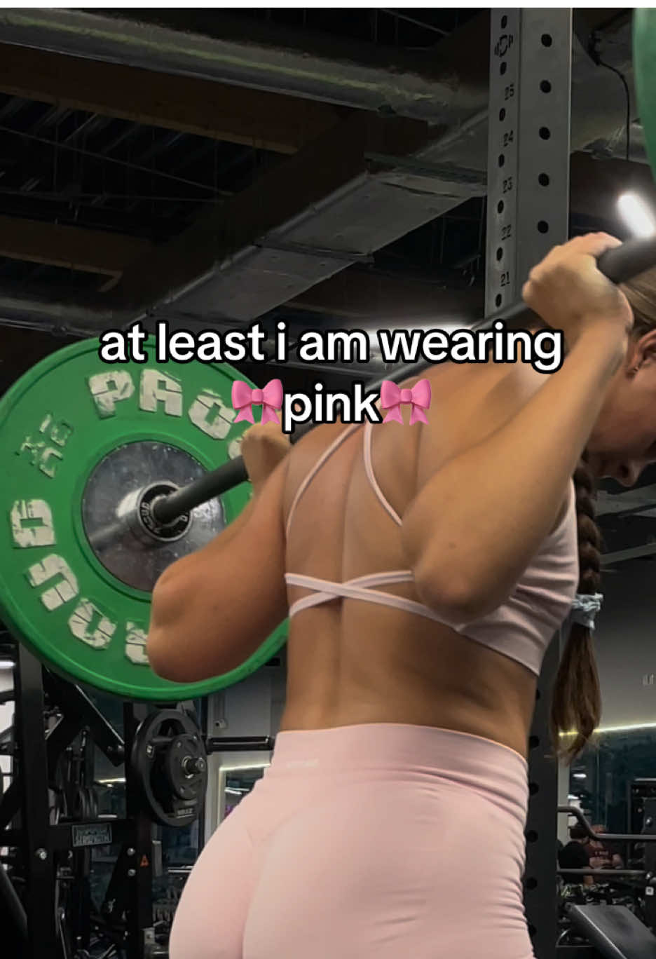 love girlie outfits in a full black gym 🫶🏻 #liftingweights #GymTok #girlwholifts #gymgirl #bulgariansplitsquat 