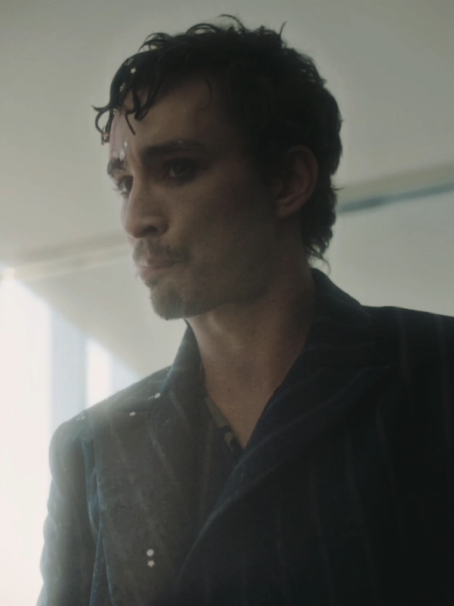 Season one Klaus was so peak. I don't know how I feel about this coloring..  hashtags: #theumbrellaacademy #Klaushargreeves #RobertSheehan #Fyp #Viral 