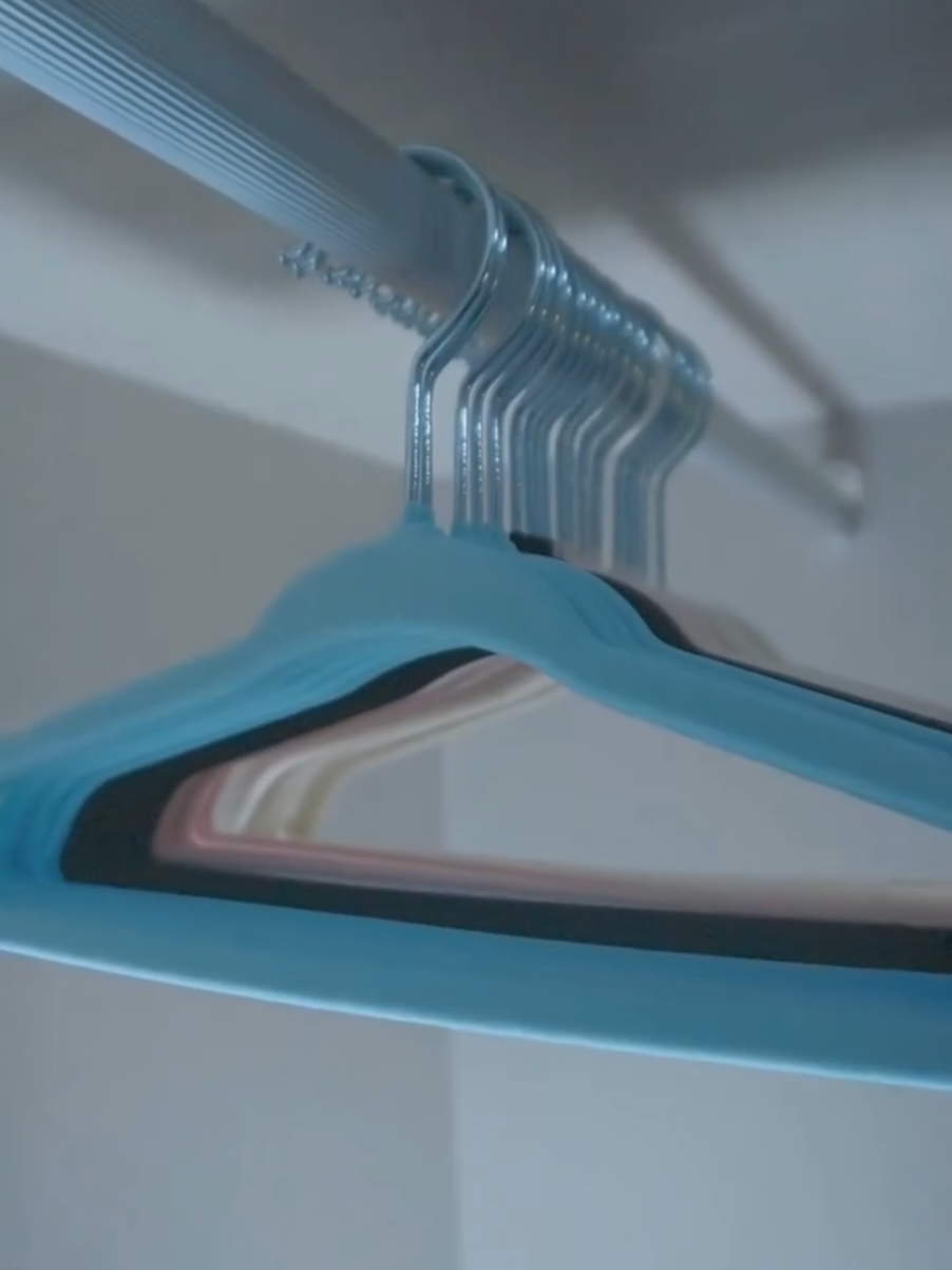 Cabide infantil de veludo slim antideslizante. Mais espaço no armário, roupinhas sempre no lugar e muito charme na organização! 💖👕👗Gostou?Deixe um com3ntario que eu te envio o link. #CabideInfantil #CabideDeVeludo #OrganizaçãoInfantil #CabideAntideslizante #ArmárioOrganizado  